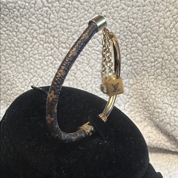 New Fashion Inspired Jewelry (GOLD BANGLE)
#82 - Picture 2 of 4